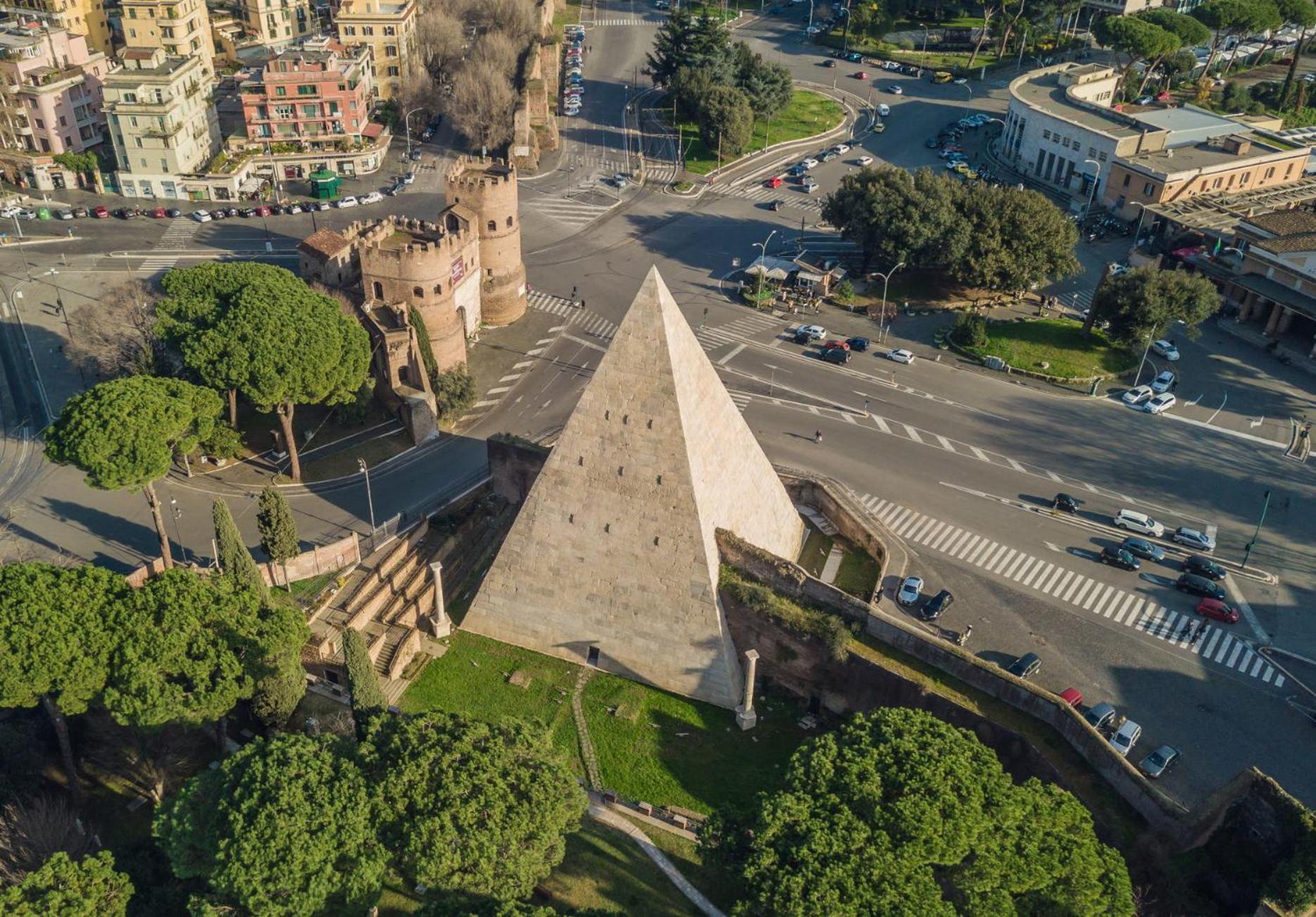 Piramide Deluxe Rom